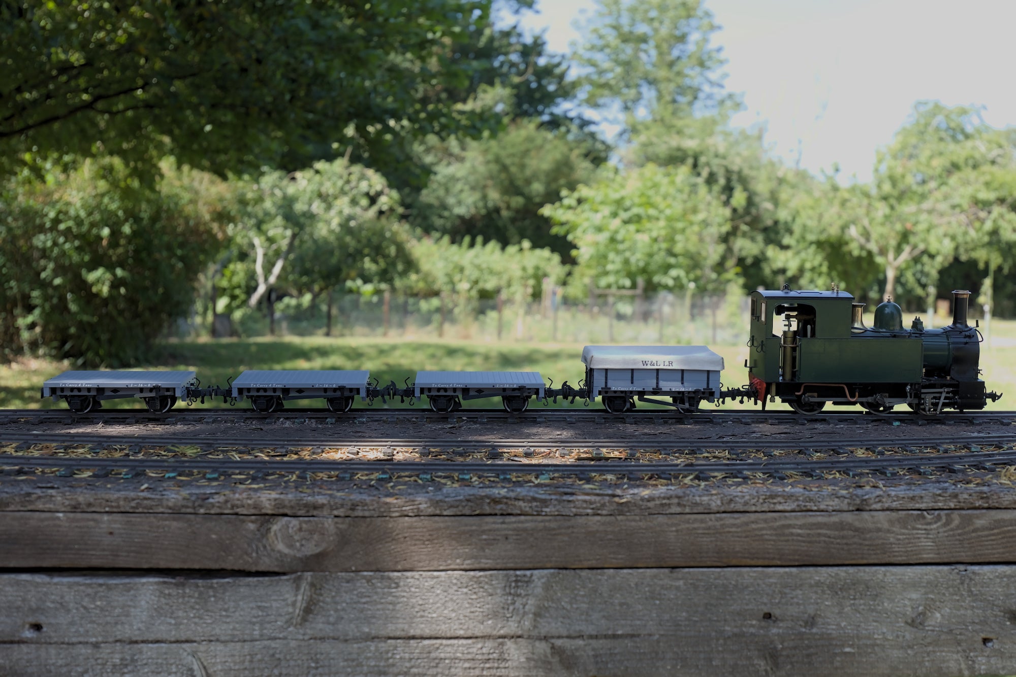 16mm Countess with W&L Flat Wagons